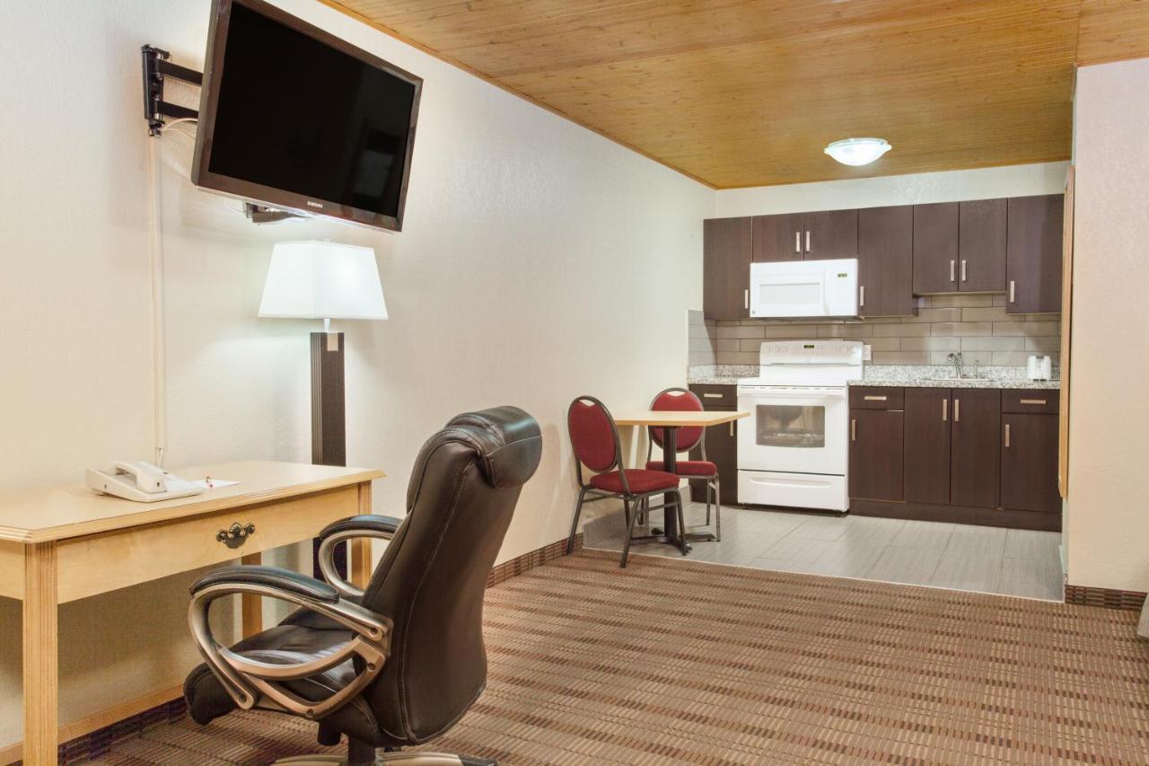Econo Lodge Inn & Suites Medicine Hat Exteriör bild