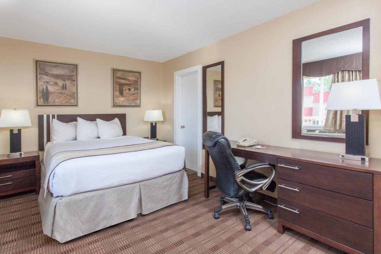 Econo Lodge Inn & Suites Medicine Hat Exteriör bild