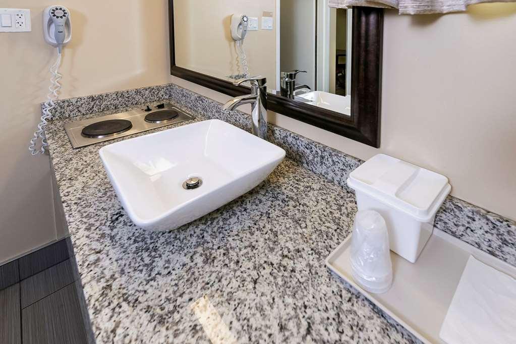 Econo Lodge Inn & Suites Medicine Hat Exteriör bild